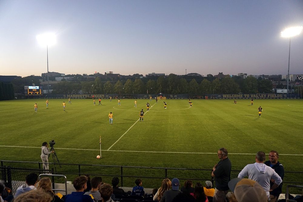 Milwaukee vs. Marquette men's soccer 2022 03 (kick-off)