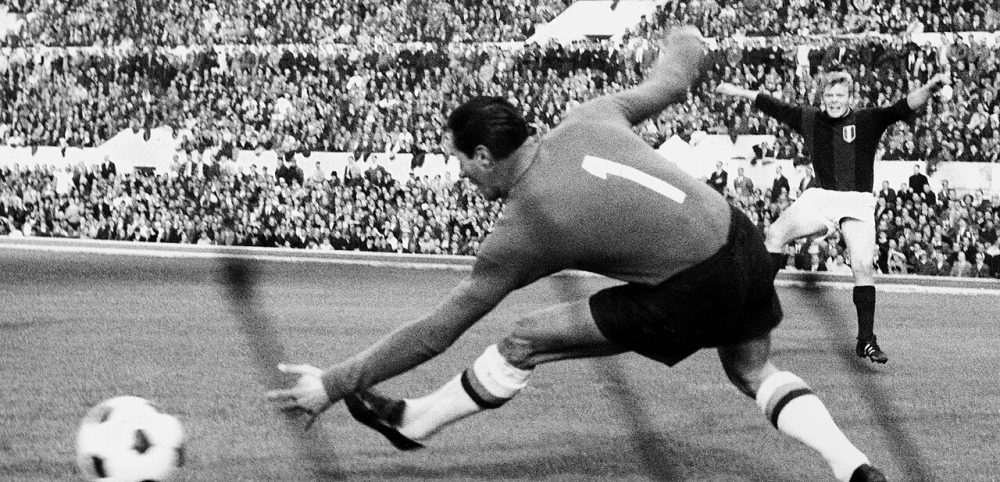1964–65 Serie A - AS Roma v Bologna FC - Haller scores